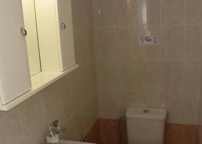 Modern Balcony & Free Parking *